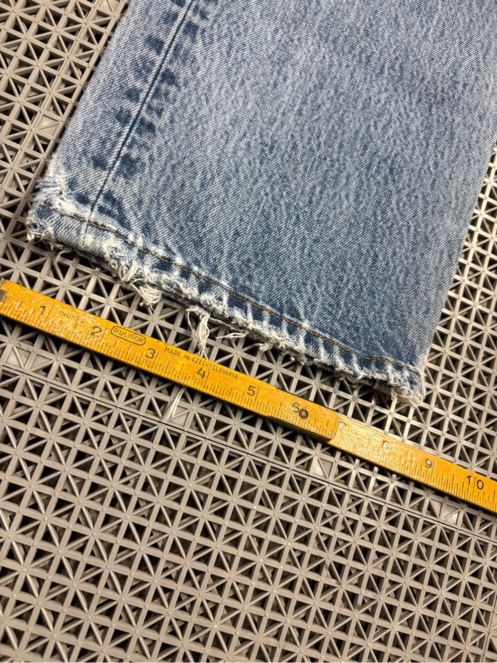 Vintage Levi's 501 Medium Wash Button-Fly Blue Jeans - Y2K - Picture 12 of 15